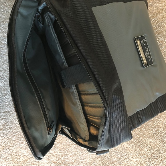 Tumi T-Tech GCG Essential Gear Laptop Black Backpack / shoulder bag. Like new! - Picture 2 of 11